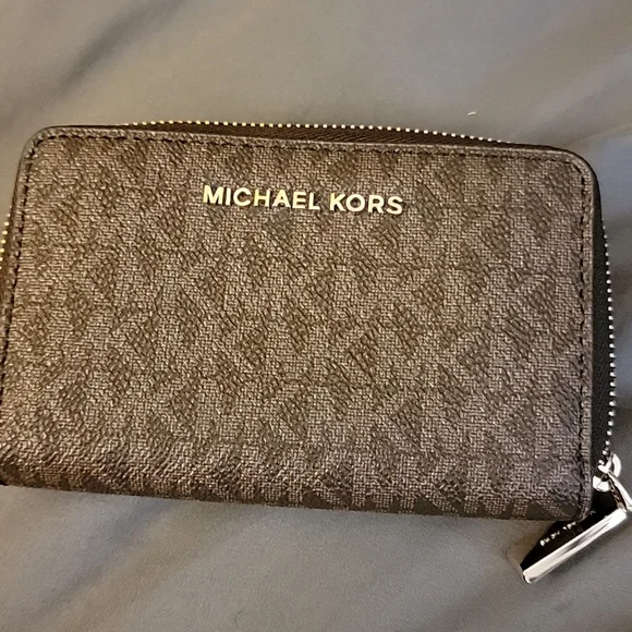 **SOLD**Michael Kors logo wallet - Picture 6 of 8